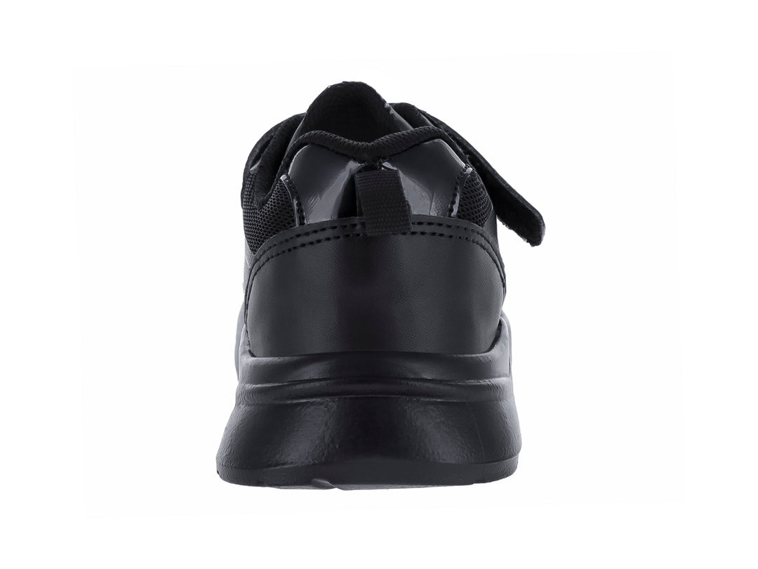 Tenis deportivos para niño en color negro total con cierre de agujetas y correa de velcro.