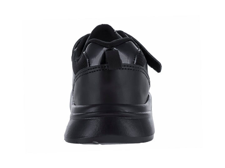 Tenis deportivos para niño en color negro total con cierre de agujetas y correa de velcro.