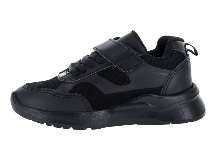 Tenis deportivos para niño en color negro total con cierre de agujetas y correa de velcro.