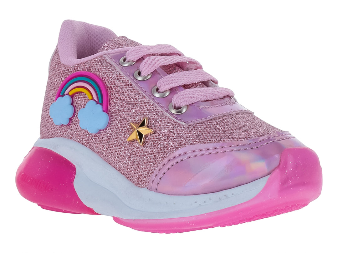 Tenis deportivos para niña en color rosa con glitter, decorados con un arcoíris y una estrella dorada.
