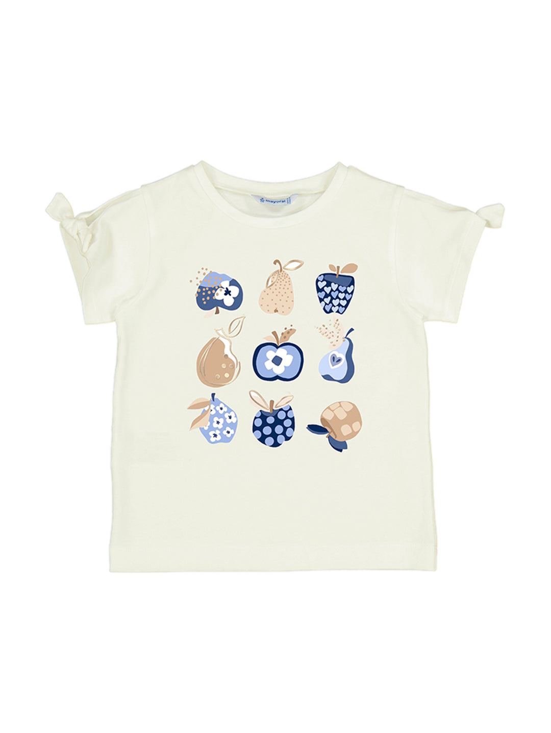 Blusa blanca para niña con estampado de frutas en azul y beige y detalles de nudo en las mangas.