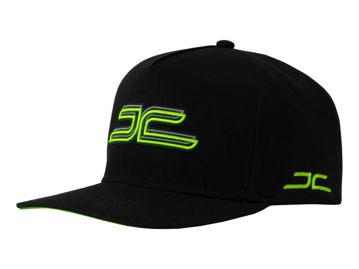 Gorra snapback color negro con detalles y logotipos en color verde neón.