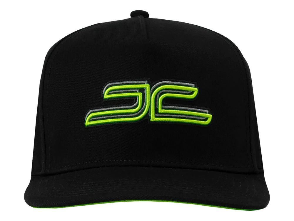 Gorra snapback color negro con detalles y logotipos en color verde neón.