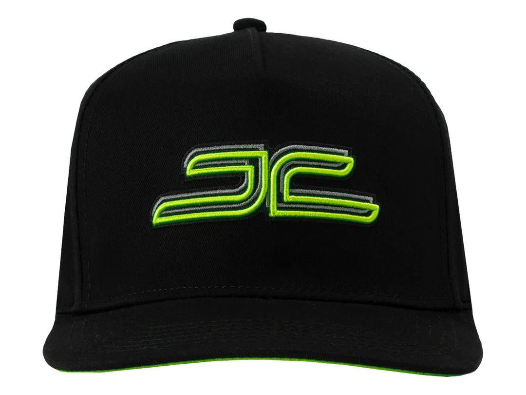 Gorra snapback color negro con detalles y logotipos en color verde neón.