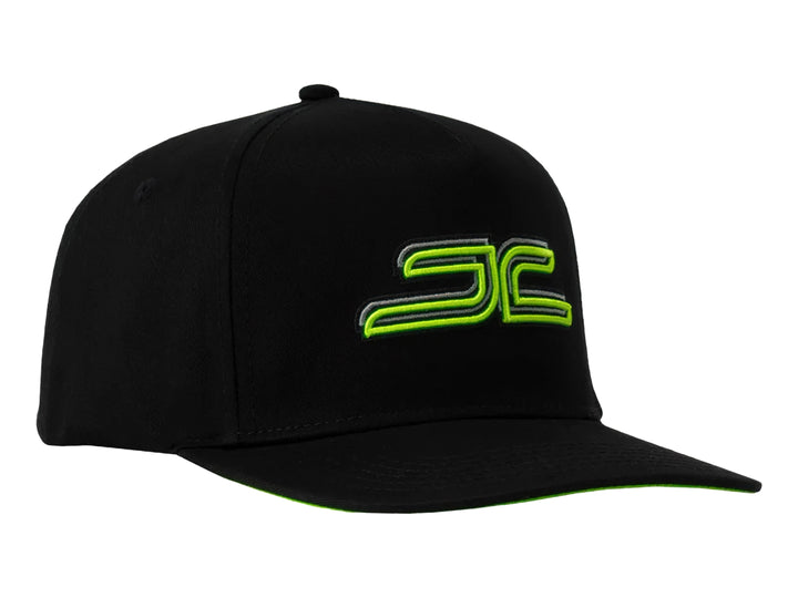 Gorra snapback color negro con detalles y logotipos en color verde neón.