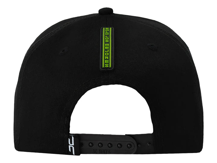 Gorra snapback color negro con detalles y logotipos en color verde neón.