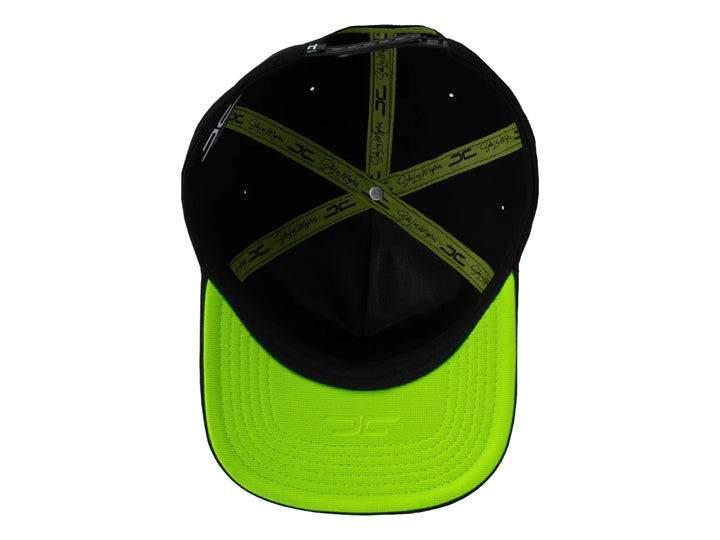Gorra snapback color negro con detalles y logotipos en color verde neón.