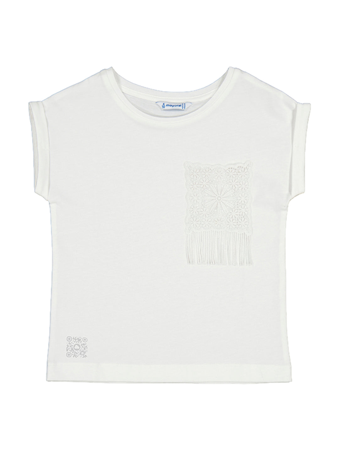 Blusa blanca para niña con detalle de encaje en el pecho y manga corta.