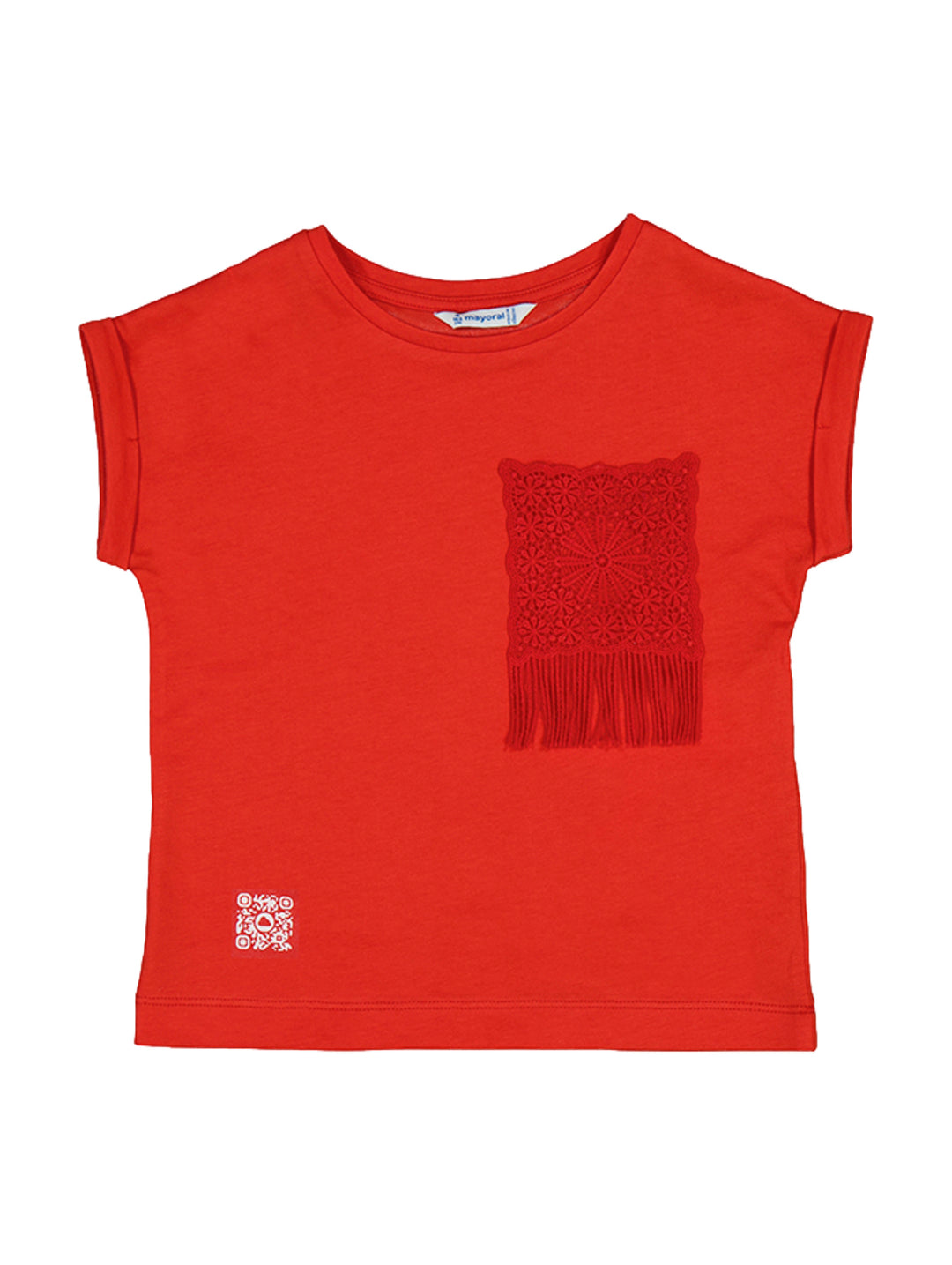 Blusa roja de manga corta para niña con detalle decorativo de encaje en el pecho y pequeño logo blanco.