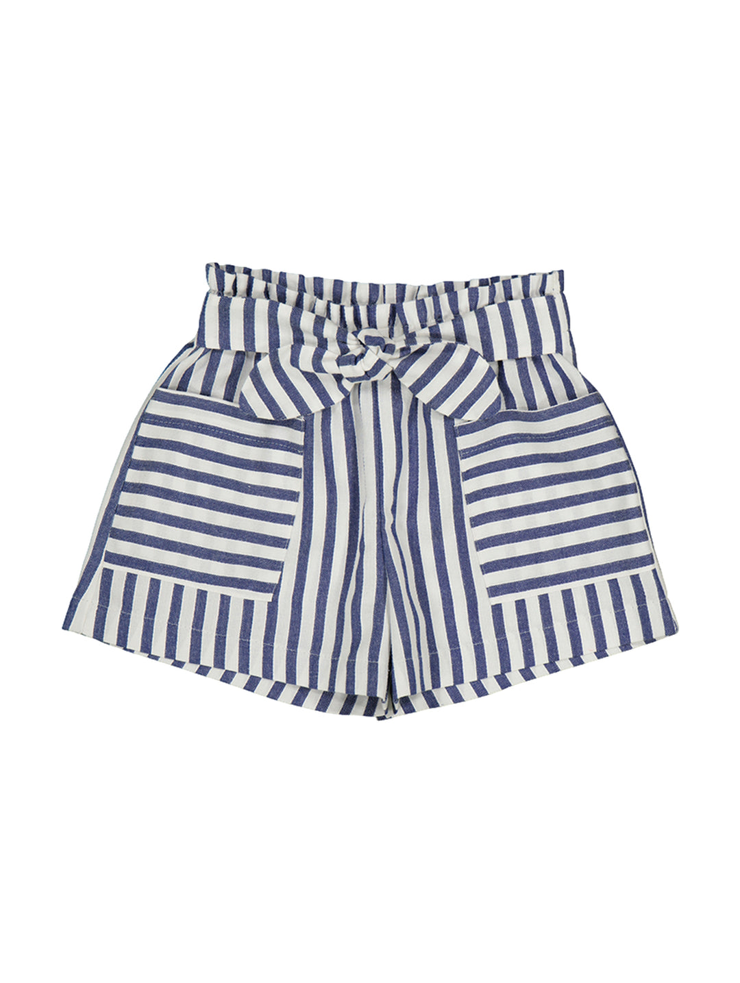 Pantalón corto infantil a rayas azules y blancas con cinturón de lazo y bolsillos frontales.