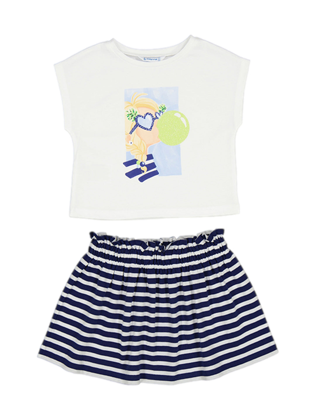 Conjunto para niña Mayoral con camiseta blanca estampada y falda a rayas azul marino y blanco.