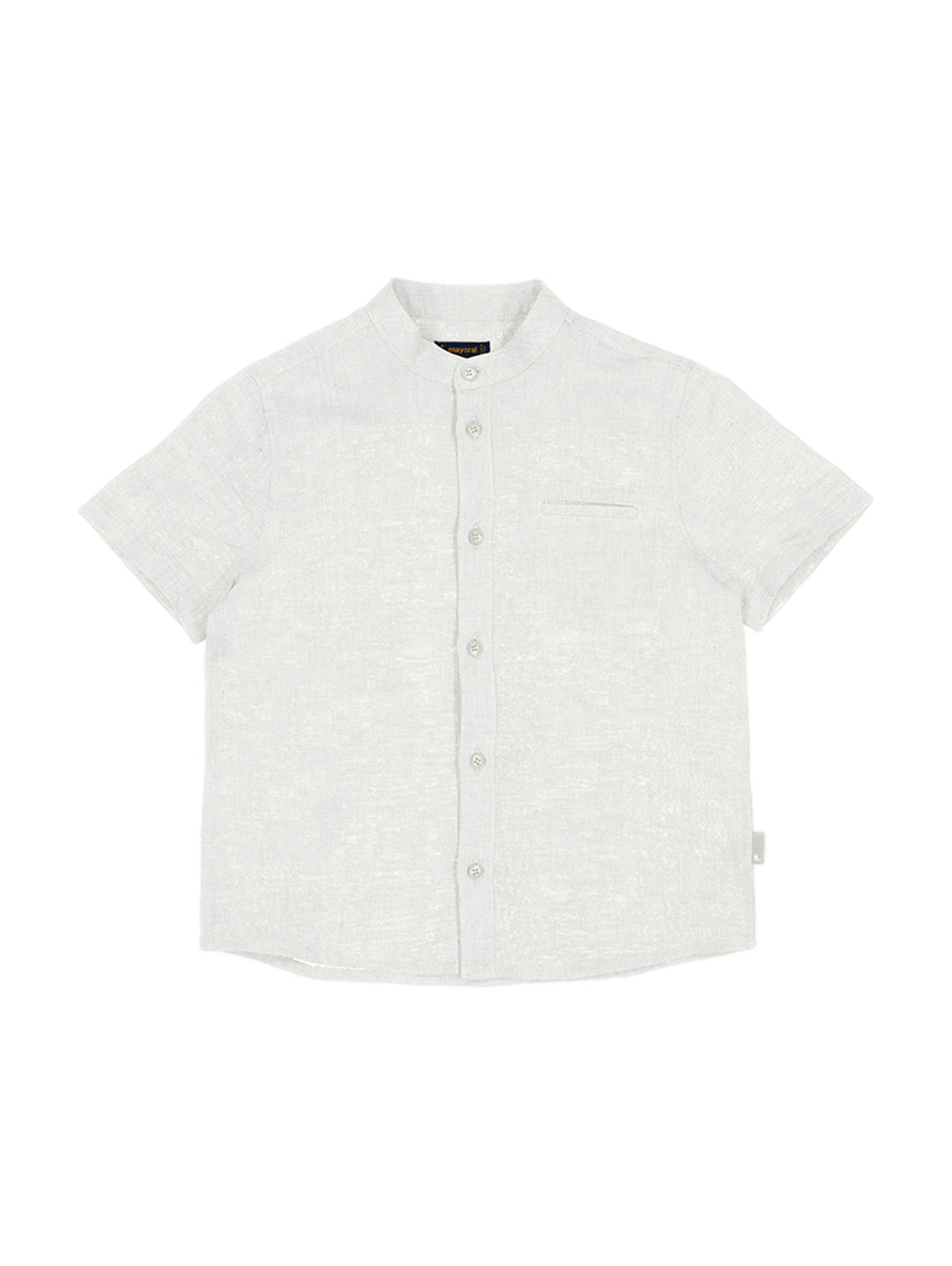 Camisa de lino blanca para niño con manga corta y cuello mao.