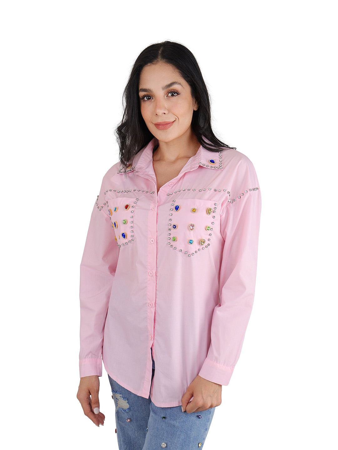 Camisa rosa de manga larga con detalles de piedras coloridas en el pecho y bolsillos.