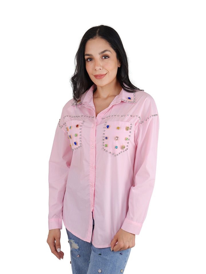 Camisa rosa de manga larga con detalles de piedras coloridas en el pecho y bolsillos.