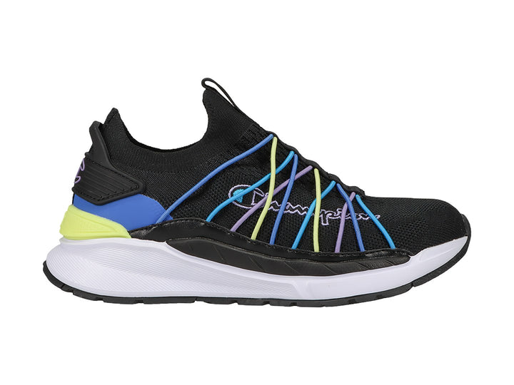 Tenis deportivos Champion color negro con detalles en azul y amarillo, suela blanca y cordones elásticos multicolores.