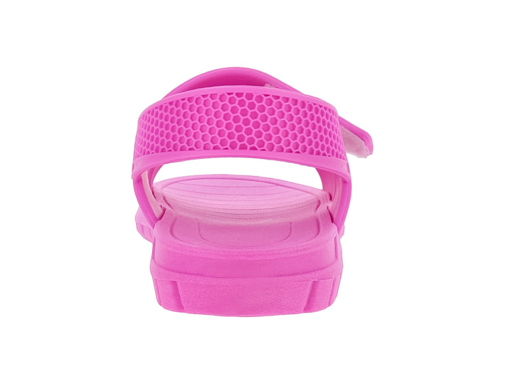 Sandalia rosa para niña con correas de velcro y suela gruesa dentada sobre fondo blanco.