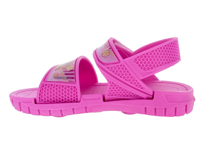 Sandalia rosa para niña con correas de velcro y suela gruesa dentada sobre fondo blanco.