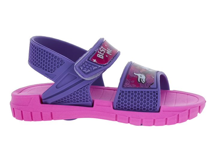Sandalia infantil con suela rosa y correas moradas con textura hexagonal y detalles decorativos.