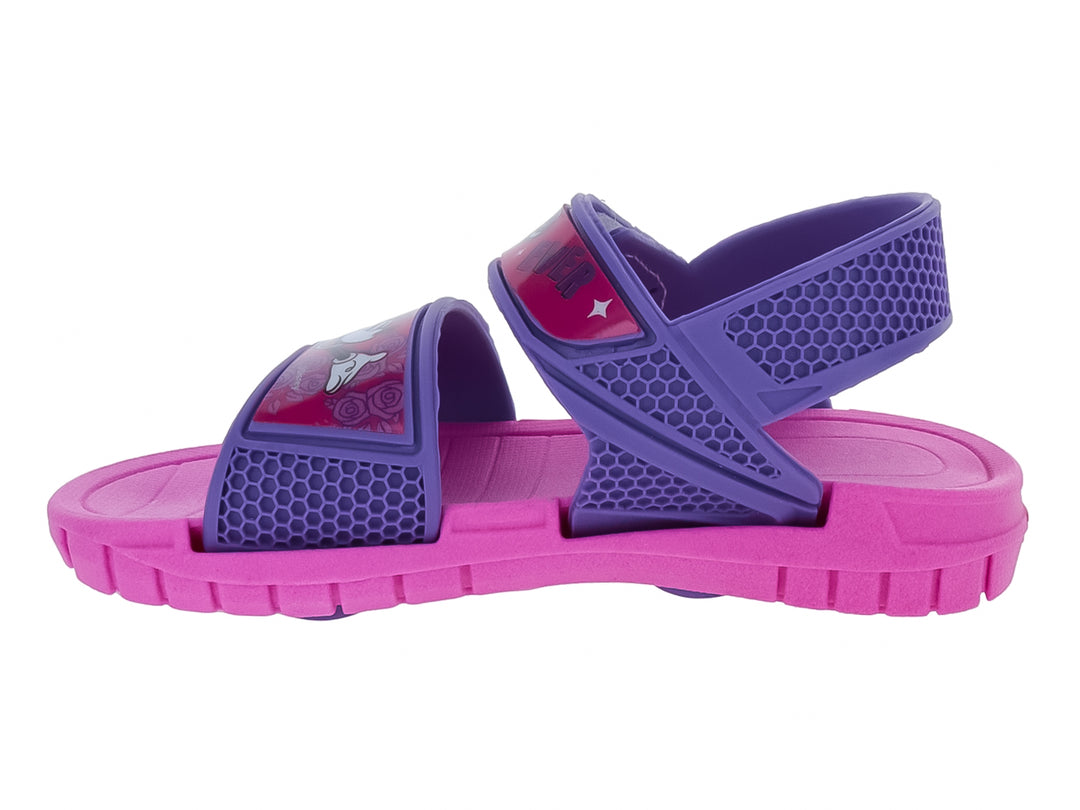 Sandalia infantil con suela rosa y correas moradas con textura hexagonal y detalles decorativos.