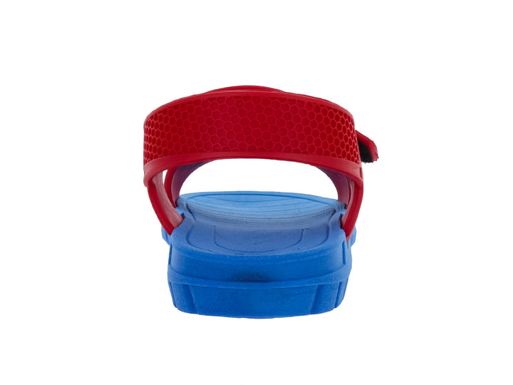 Sandalia infantil de plástico en colores azul y rojo con correas ajustables de velcro.