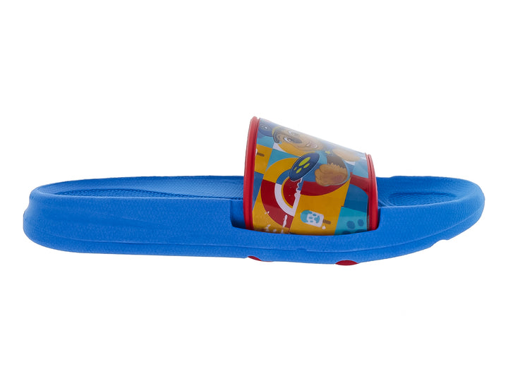 Sandalia slide azul con correa multicolor estampada.