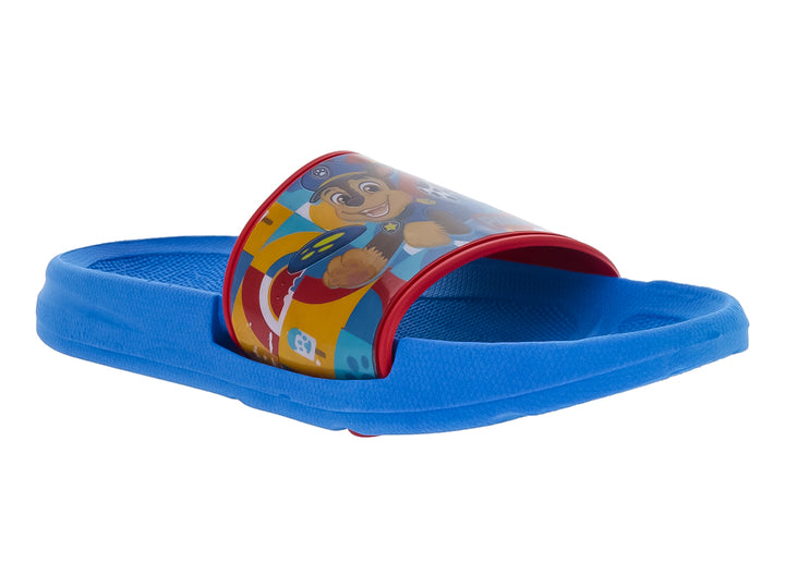 Sandalia slide azul con correa multicolor estampada.