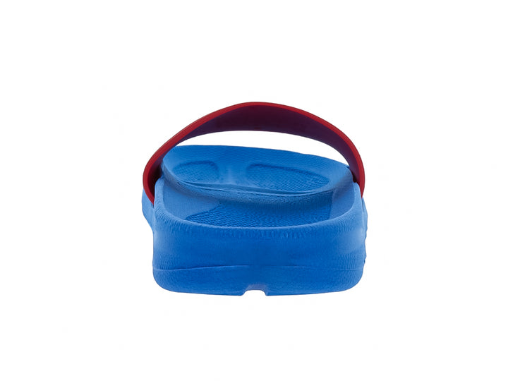 Sandalia slide azul con correa multicolor estampada.