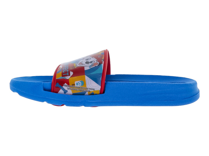 Sandalia slide azul con correa multicolor estampada.