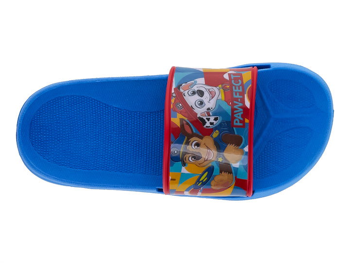Sandalia slide azul con correa multicolor estampada.