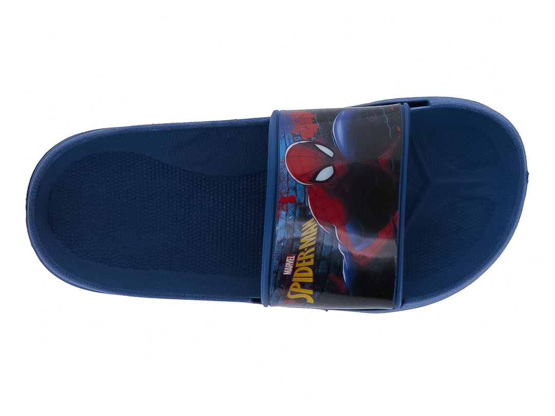 Sandalia slide color azul con estampado de Spider-Man en la banda superior.