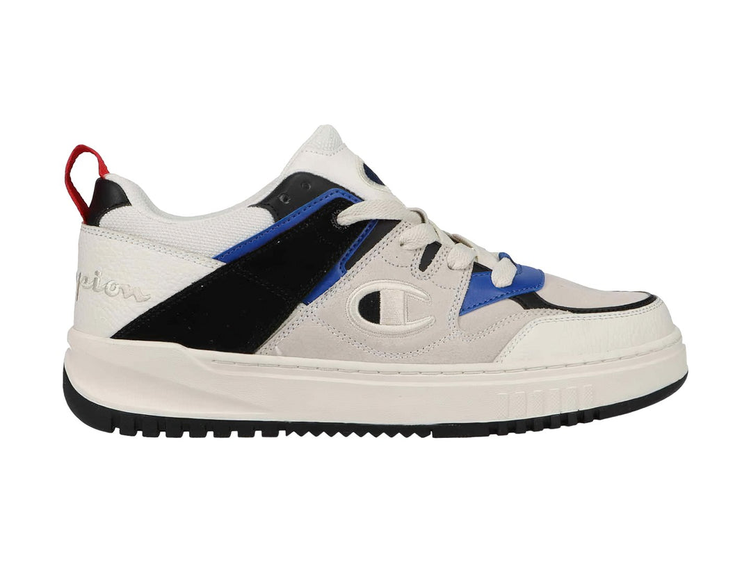 Tenis Champion blancos con detalles en azul y negro, suela blanca y lengüeta roja trasera.