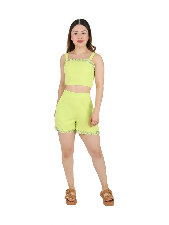 Conjunto de dos piezas color lima compuesto por un top y short con detalles decorativos en los bordes.