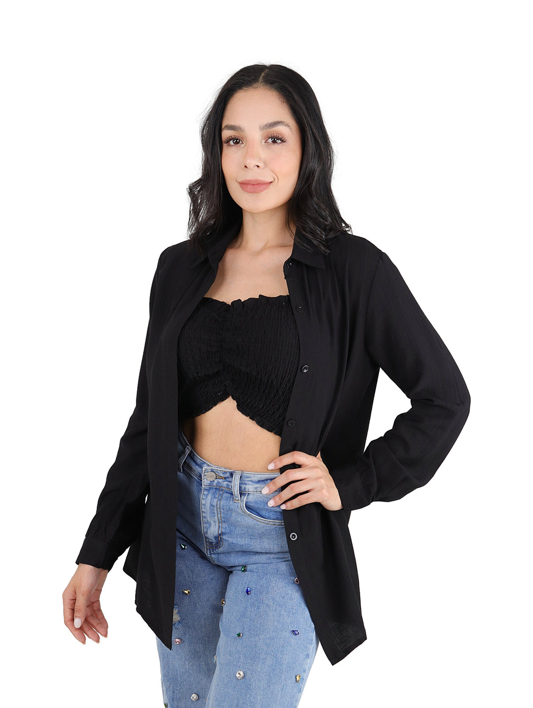 Mujer vistiendo conjunto de camisa negra de manga larga abierta y top corto negro.