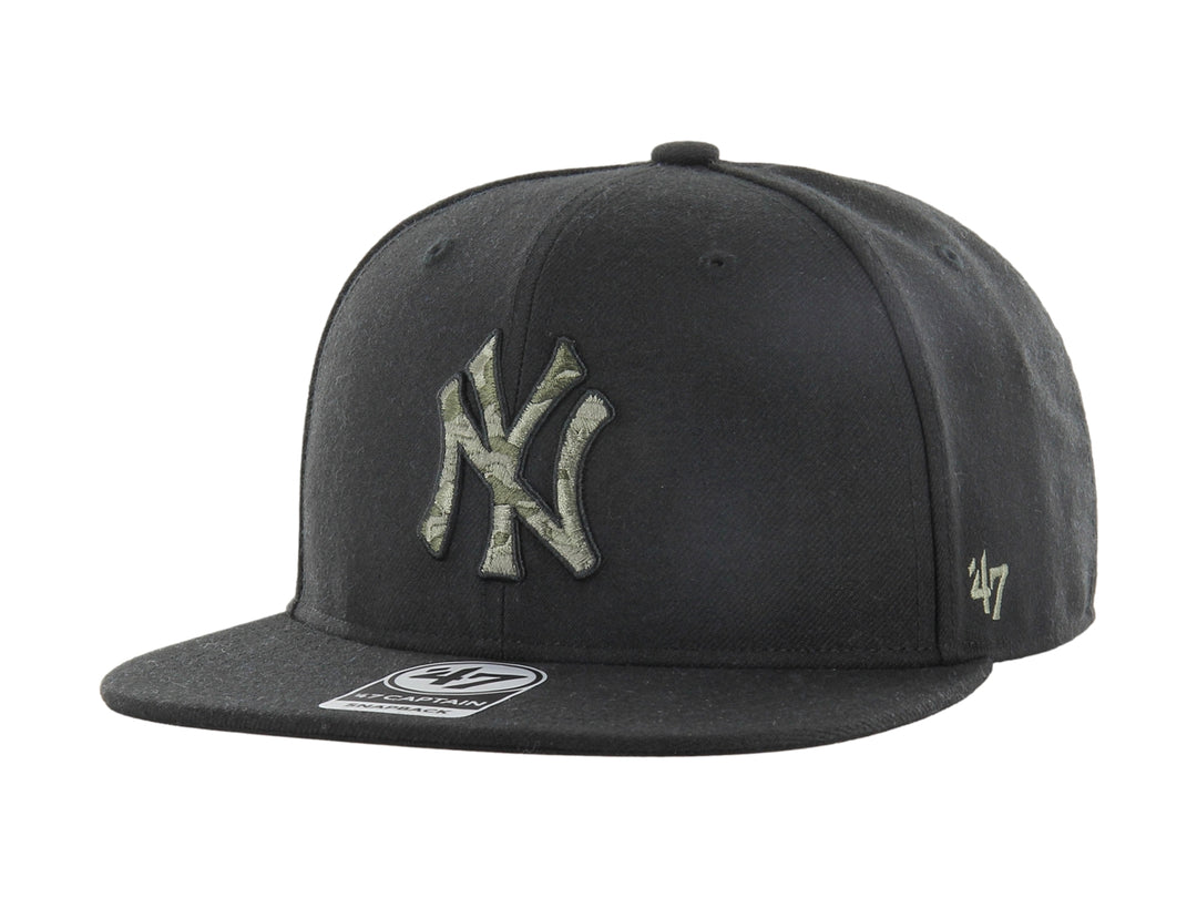 Gorra de béisbol negra 47 Brand con logotipo de los New York Yankees en el frente.