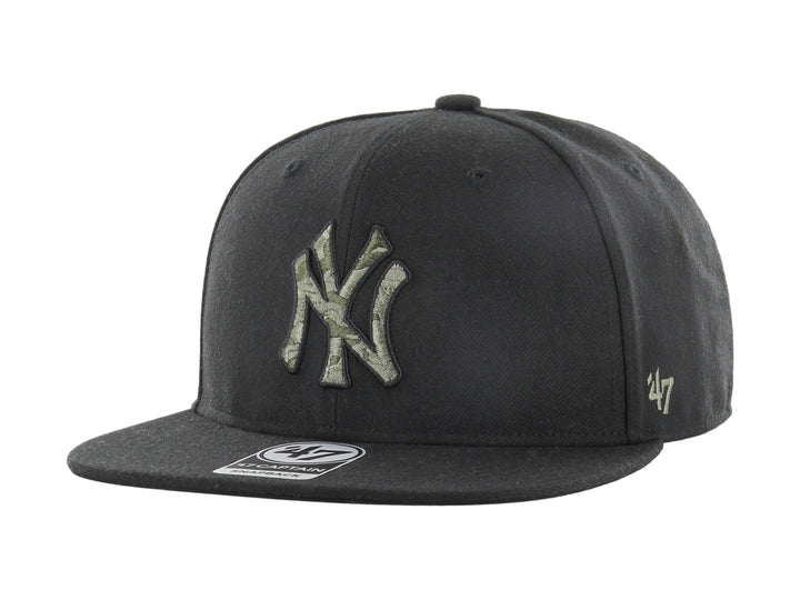 Gorra de béisbol negra 47 Brand con logotipo de los New York Yankees en el frente.