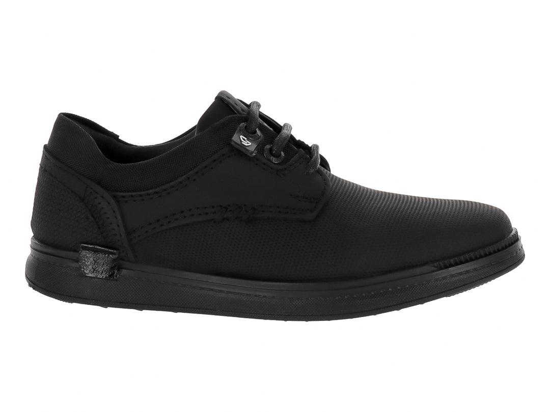 Zapato casual para niño en color negro con agujetas y acabado mate.