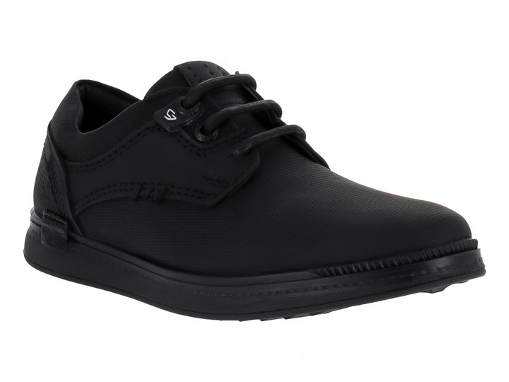 Zapato casual para niño en color negro con agujetas y acabado mate.