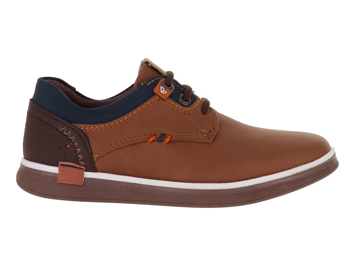 Zapato casual para niño color camel con detalles en azul marino y suela blanca y marrón.