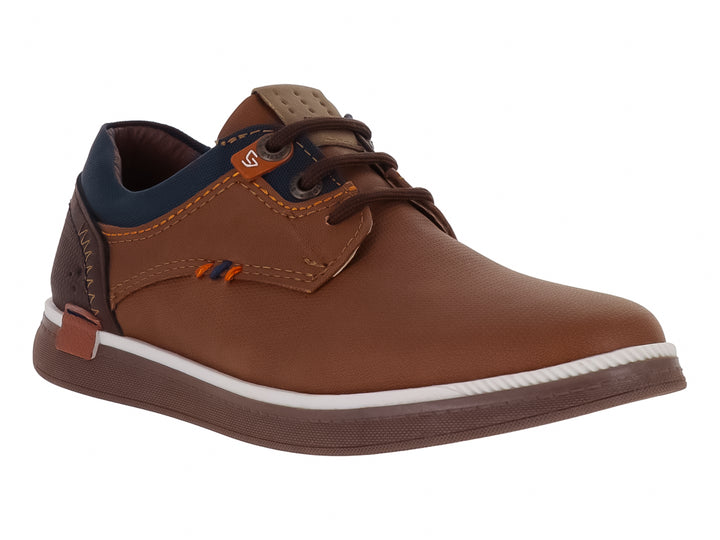 Zapato casual para niño color camel con detalles en azul marino y suela blanca y marrón.