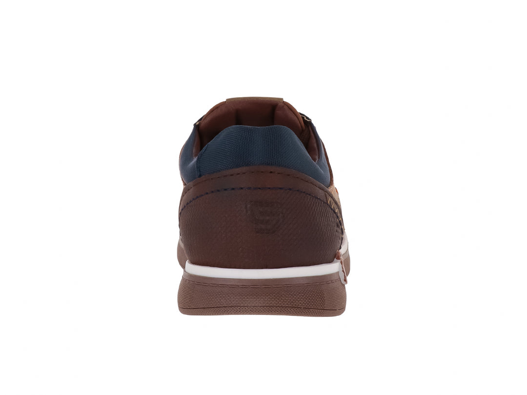 Zapato casual para niño color camel con detalles en azul marino y suela blanca y marrón.