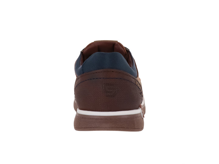 Zapato casual para niño color camel con detalles en azul marino y suela blanca y marrón.