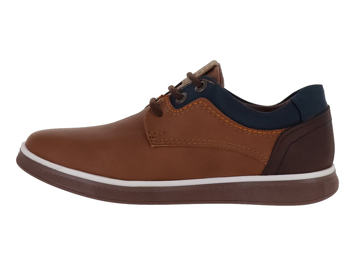 Zapato casual para niño color camel con detalles en azul marino y suela blanca y marrón.
