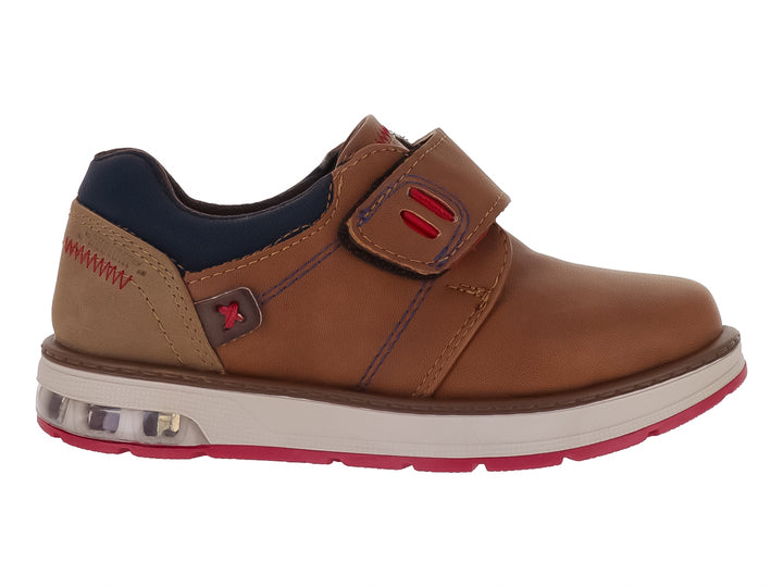 Zapato casual infantil color camel con cierre de velcro y suela blanca con detalles rojos.