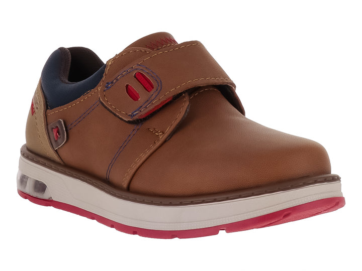 Zapato casual infantil color camel con cierre de velcro y suela blanca con detalles rojos.