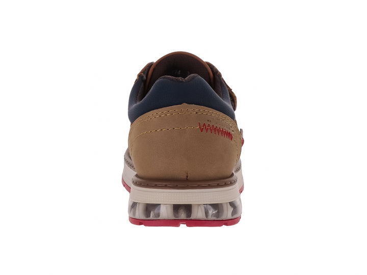 Zapato casual infantil color camel con cierre de velcro y suela blanca con detalles rojos.