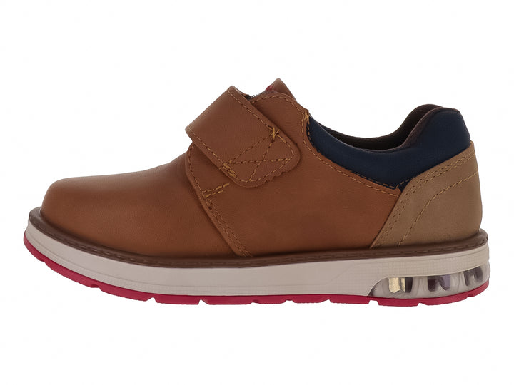 Zapato casual infantil color camel con cierre de velcro y suela blanca con detalles rojos.