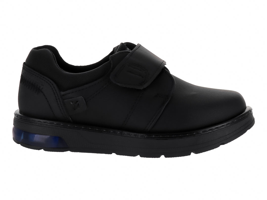Zapato infantil negro con correa de velcro y detalle azul en la suela.