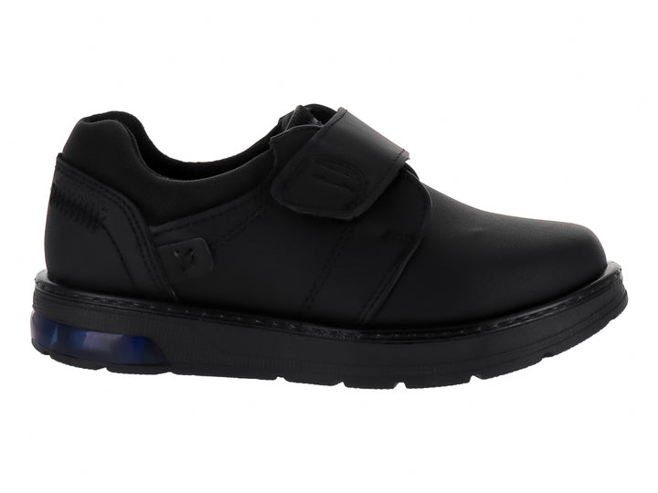 Zapato infantil negro con correa de velcro y detalle azul en la suela.