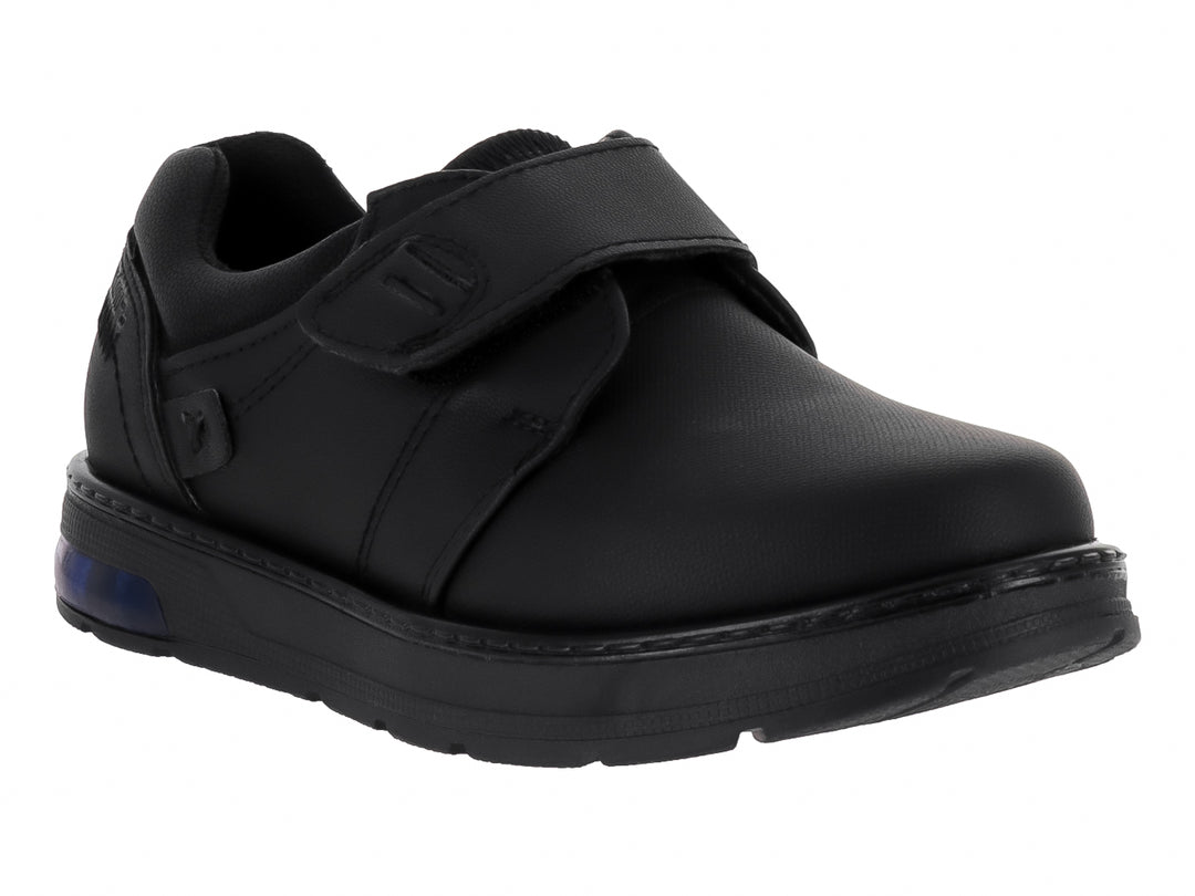 Zapato infantil negro con correa de velcro y detalle azul en la suela.