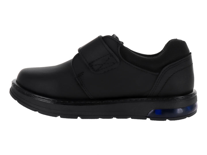 Zapato infantil negro con correa de velcro y detalle azul en la suela.